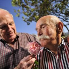 Pareja gay celebra 54 años de conocerse y 5 de feliz matrimonio