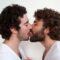 Causa controversia en YouTube beso gay