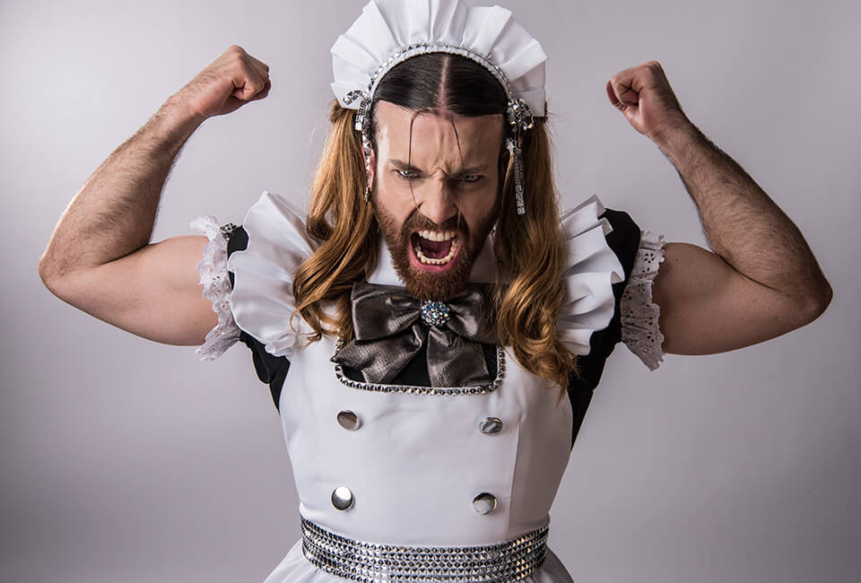 LADYBEARD: El travesti musculoso y peludo que triunfa en Japón